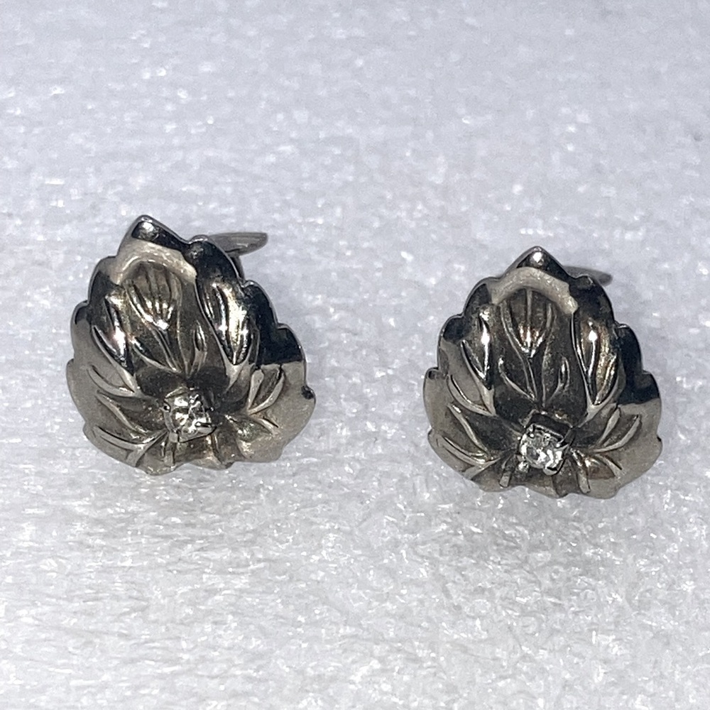 Vtg Silver Tone White Rhinestone Accent Leaf Motif Clip On Earrings .6”